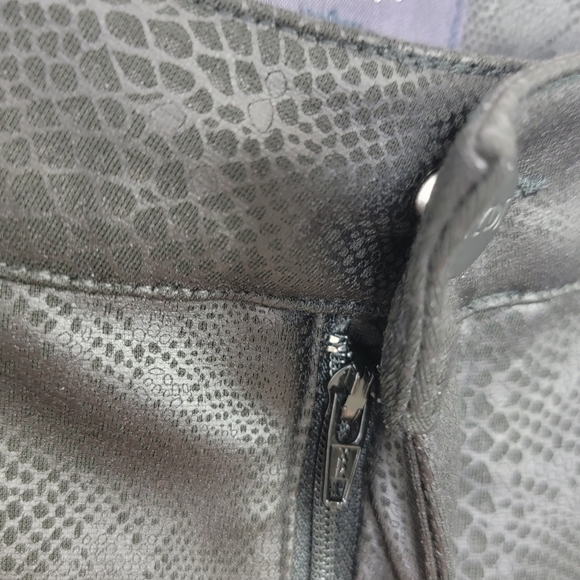 NYDJ Black Ami Raceway Faux Leather Snakeskin Skinny Jeans Sz 10 NEW - Picture 4 of 16